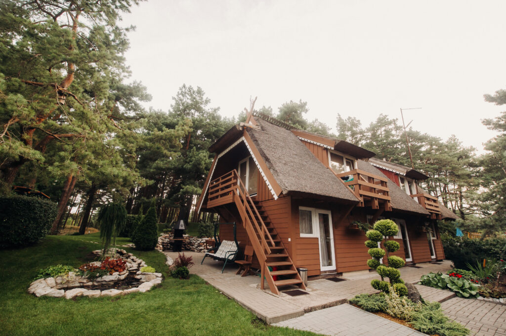 Maison en bois en plein milieu de la forêt